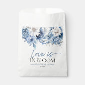 Liebe ist im blutdruckblauen blauen Brautparty Geschenktütchen (Vorderseite)