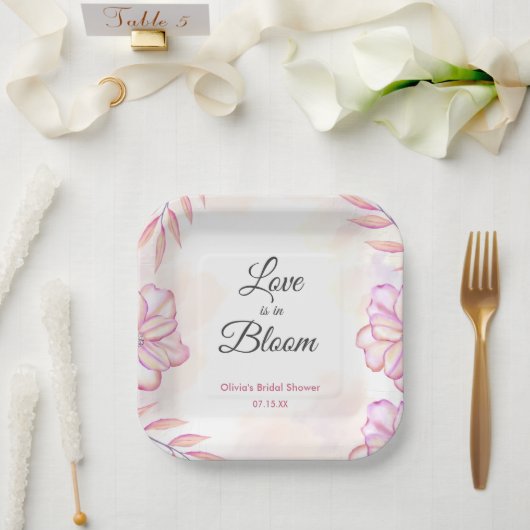 Liebe ist im Blütenfarbenfloralen Brautparty Pappteller (Hochzeit)