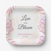 Liebe ist im Blütenfarbenfloralen Brautparty Pappteller (Vorderseite)