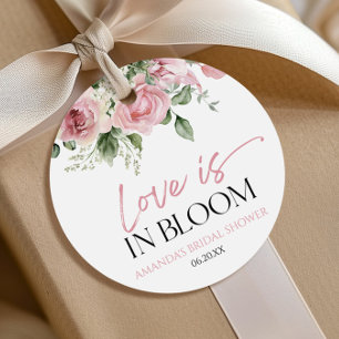 Liebe ist im blutrosa Rosenblütenblüten Brautparty Geschenkanhänger
