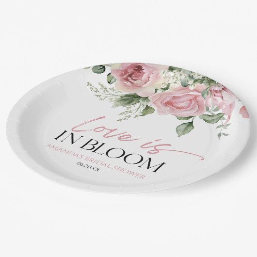 Liebe ist im blutrosa Rosenblütenblüten Brautparty Pappteller (Schrägansicht)