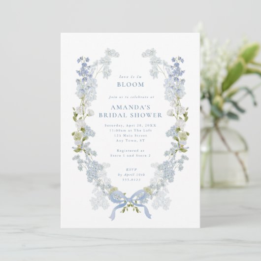 Liebe ist im Brautparty Blauer Blumenreath Einladung (Stehend Vorderseite)