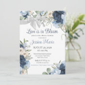 Liebe ist im Brautparty Bloom Einladung (Stehend Vorderseite)