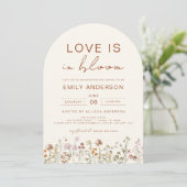 Liebe ist im Brautparty Bloom Wildblume Einladung (Stehend Vorderseite)