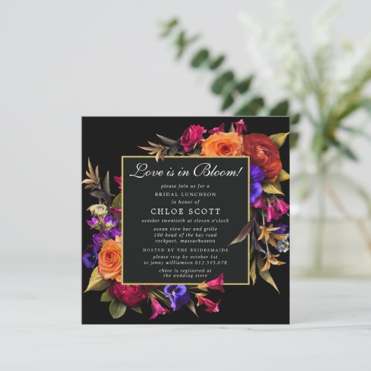 Liebe ist im Brautparty Blumen Einladung (Stehend Vorderseite)