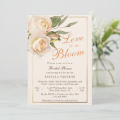 Liebe ist im Brautparty Blütenweiße Rosen Einladung (Stehend Vorderseite)