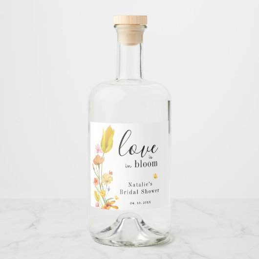 Liebe ist im Brautparty der Bloom Spring Wildblume Alkoholflaschenetikett (Vorderseite)