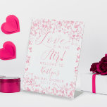 Liebe ist im Brautparty des Valentinstag Sockelschild<br><div class="desc">Feiern Sie stilvoll mit diesem trendigen Brautparty-Willkommensschild. Das Design ist leicht mit Ihrer eigenen Formulierung zu personalisieren und Ihre Familie und Freunde werden begeistert sein,  wenn sie dieses fabelhafte Party-Zeichen sehen. Matching-Elemente finden Sie in der Auflistung.</div>