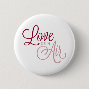 Liebe ist im Button-Knopf Luftvalentines des Tag  Button