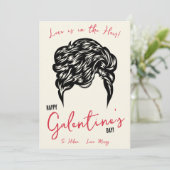 Liebe ist im Haar, Haargummi, Scrunchie Geschenkka Einladung (Stehend Vorderseite)