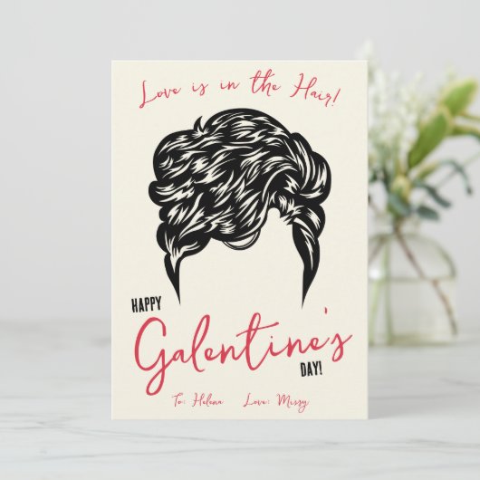 Liebe ist im Haar, Haargummi, Scrunchie Geschenkka Einladung (Stehend Vorderseite)