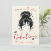 Liebe ist im Haar, Haargummi, Scrunchie Geschenkka Einladung (Stehend Vorderseite)