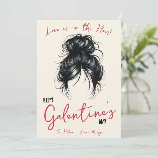 Liebe ist im Haar, Haargummi, Scrunchie Geschenkka Einladung (Stehend Vorderseite)