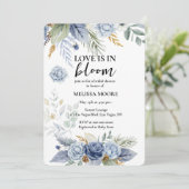 Liebe ist in Bloom Brautparty Dusty Blue Blume Einladung (Stehend Vorderseite)