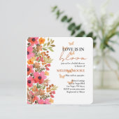 Liebe ist in Bloom Brautparty Pinks Peach Florals Einladung (Stehend Vorderseite)
