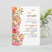 Liebe ist in Bloom Brautparty Pinks Peach Florals Einladung (Stehend Vorderseite)