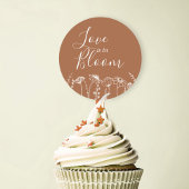 Liebe ist in Bloom Burnt Orange Wildblume Sketch Runder Aufkleber