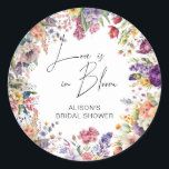 Liebe ist in Bloom Garden Blume Brautparty Runder Aufkleber<br><div class="desc">Liebe ist in blühenden Brautparty Aufkleber.</div>