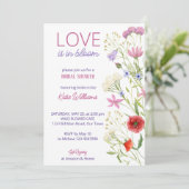 Liebe ist in blühenden Brautparty Wildblumen Einladung (Stehend Vorderseite)