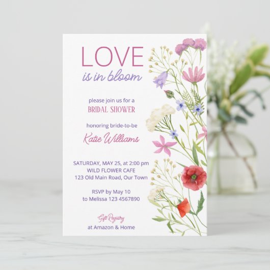 Liebe ist in blühenden Brautparty Wildblumen Einladung (Stehend Vorderseite)