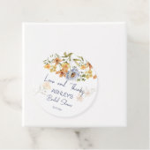 Liebe ist in blühenden staubblauen Blumen Brautpar Geschenkanhänger (Beispiel)