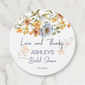 Liebe ist in blühenden staubblauen Blumen Brautpar Geschenkanhänger (Vorderseite)