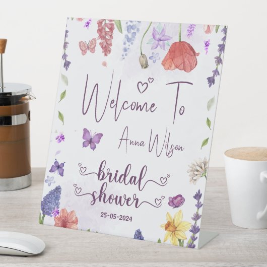 Liebe ist in blühenden Wildblume Frühjahr Brautpar Sockelschild (In Situ)