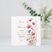 Liebe ist in blühenden Wildblumen blumengeschmückt (Stehend Vorderseite)