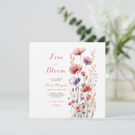 Liebe ist in blühenden Wildblumen blumengeschmückt (Stehend Vorderseite)