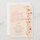 Liebe ist in blühenden Wildblumen blumengeschmückt Einladung (Vorderseite)