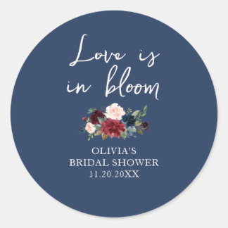 Liebe ist in Blüten Floral Brautparty Runder Aufkleber