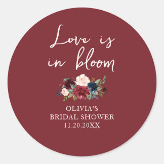 Liebe ist in Blüten Florale Brautparty Runder Aufkleber
