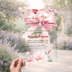 Liebe ist in Blütenfloralen rosa Bogen Brautparty Acryleinladungen