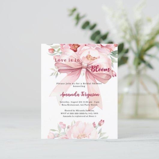 Liebe ist in Blütenrosa Bogen Bridal Dusche Einlad (Stehend Vorderseite)
