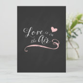 Liebe ist in der Air Chalkboard Hochzeit Einladung (Stehend Vorderseite)