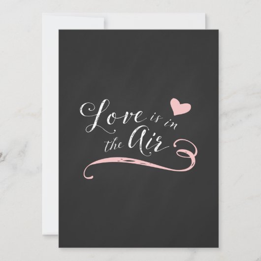 Liebe ist in der Air Chalkboard Hochzeit Einladung (Vorderseite)