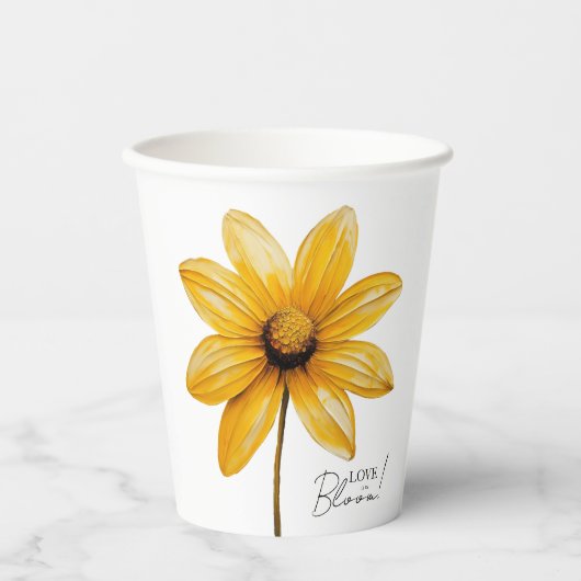 Liebe ist in der Blüte minimales blumengeschmückte Pappbecher (Vorderseite)