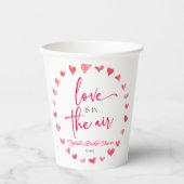 Liebe ist in der Luft rosa Herz Brautparty Pappbecher (Vorderseite)
