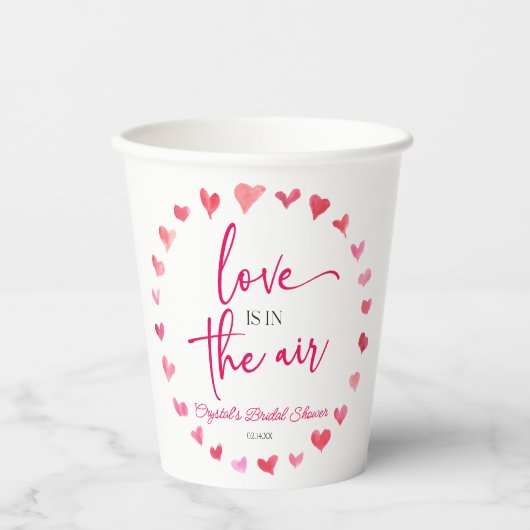 Liebe ist in der Luft rosa Herz Brautparty Pappbecher (Vorderseite)