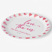 Liebe ist in der Luft rosa Herz Brautparty Pappteller (Schrägansicht)