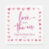 Liebe ist in der Luft rosa Herz Brautparty Serviette (Vorderseite)
