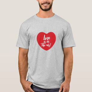 Liebe ist in der Luft rotes Herz moderne Drehbuch T-Shirt
