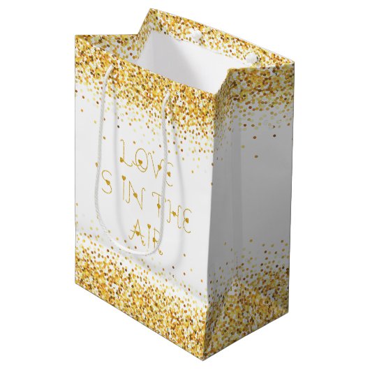Liebe ist in der Luft Text & Gold Glitzer Mittlere Geschenktüte (Vorderseite Schrägansicht)