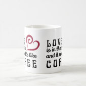 Liebe ist in der Luft, und sie riecht wie Kaffee Kaffeetasse (Mittel)