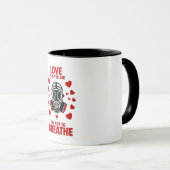 Liebe ist in der Luft versuchen, nicht zu atmen Tasse (VorderseiteRechts)
