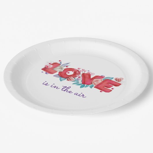 Liebe ist in der Luftwasserfarbe Typografie Pappteller (Schrägansicht)