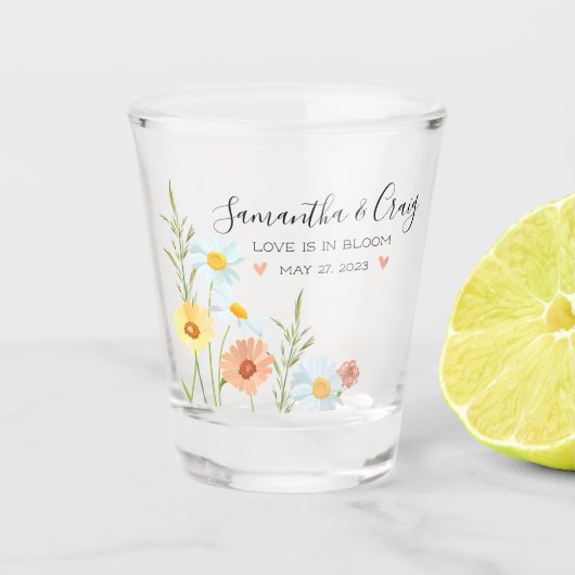 Liebe ist in der Wildblume Bloom Daisy Shotglas Schnapsglas (Vorderseite)
