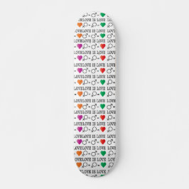 LIEBE ist LIEBE Gleichheit Zitat in Regenbogenfarb Skateboard