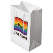 Liebe ist Liebe - Kawaii Rainbow Design Mittlere Geschenktüte (Vorderseite Schrägansicht)