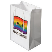 Liebe ist Liebe - Kawaii Rainbow Design Mittlere Geschenktüte (Rückseite Schrägansicht)